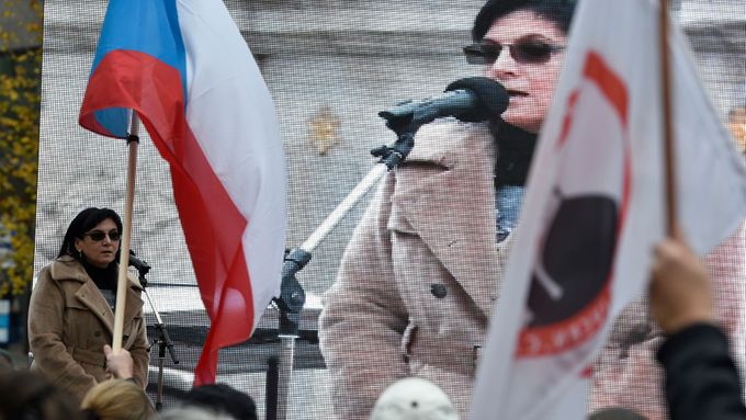 Protestní shromáždění proti nelegální imigraci 28. října 2015 v Brně. Na snímkuje advokátka Klára Samková.