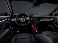 Výhodou Audi oproti koncernovým sourozencům, Golfu, Octavii a spol., je lepší ergonomie. Oproti předchozí generaci ale palubní deska není tak elegantní.
