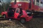 Auto na přejezdu v Bakově srazil vlak, dva lidé mrtví