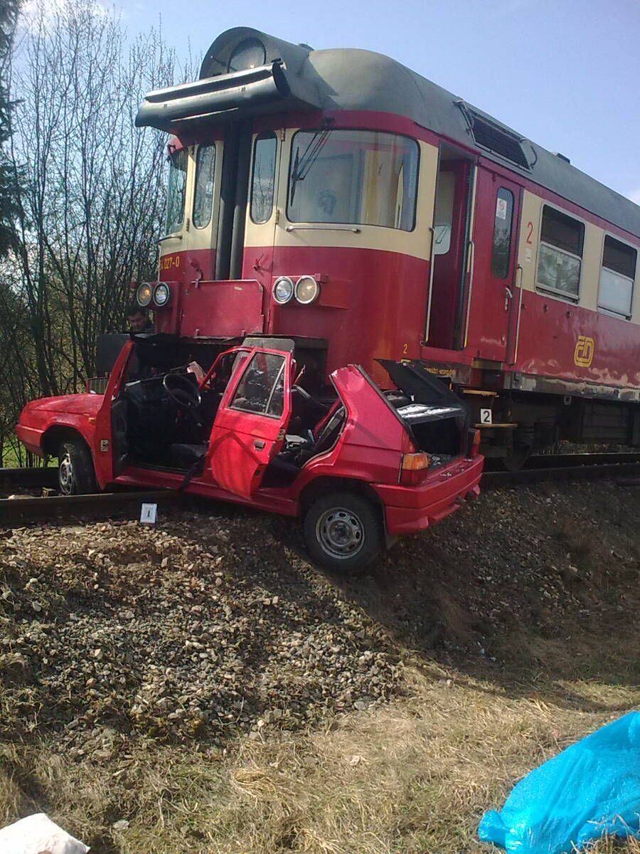 Srážka vlaku s autem v Bakově