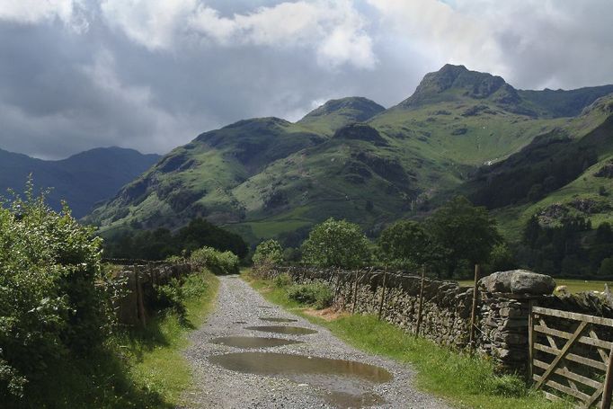 stezka údolím Langdale v národním parku Lake District, Anglie