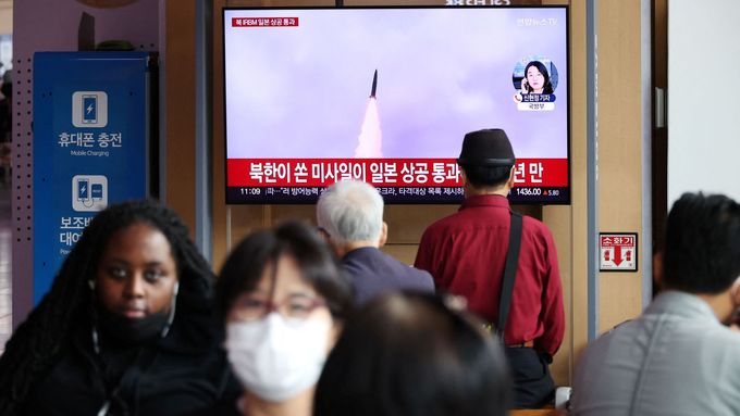 Severní Korea odpálila balistickou střelu. Záběr pochází ze Soulu.