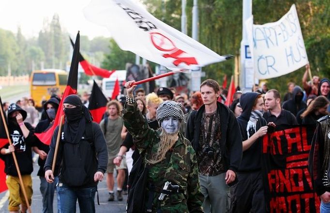 Velká část demonstrantů Loretánské náměstí takticky opustila a vydala se na pochod směrem k rezidenci, o níž se spekulovalo, že zde Bush přespí. Bez ohledu na policejní doprovod, pochodovali demonstranti v protisměru ulicí Milady Horákové.