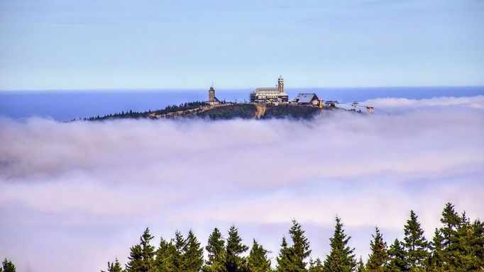 Podzimní Fichtelberg nad inverzí.