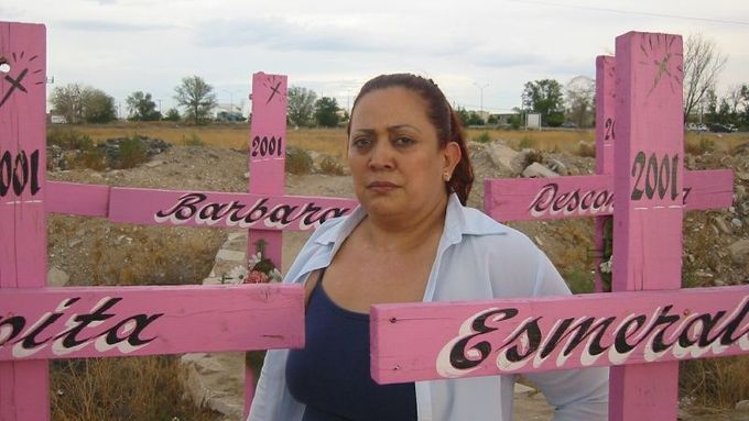 Symbolem zavražděných žen v Ciudad Juárez se staly růžové kříže s jejich jmény.