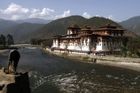 Místo oltáře televizor. Himálájský Bhútán hltá seriály