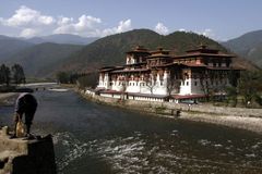 Místo oltáře televizor. Himálájský Bhútán hltá seriály