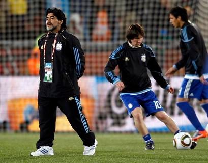 Messi trénuje za dohledu Diega Maradony