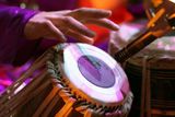 Rahis Bharti hraje na indické bubínky tabla.