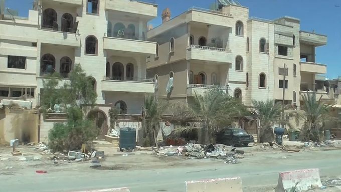 Měsíc a půl po osvobození od Islámského státu je v ulicích Palmýry stále více vojáků než civilistů. Město však pomalu ožívá, atmosféra se mění.