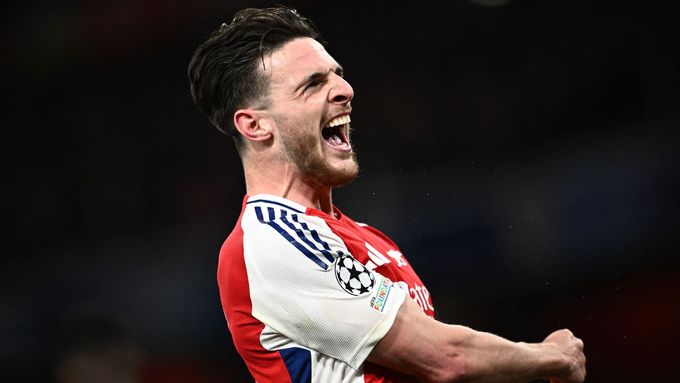 Záložník Arsenalu Declan Rice slaví jeden ze svých dvou gólů do sítě Realu Madrid v úvodním čtvrtfinále Ligy mistrů