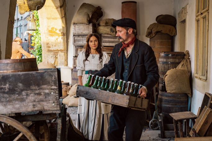 Jaroslav Plesl jako Lojza a Tereza Ramba v roli zubařky Aničky.