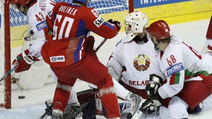 Proti Bělorusku začalo české trápení. Jeden z mála světlých momentů, kdy Tomáš Rolinek (v červeném) bruslí překonává běloruského gólmana Vitalije Kovala.