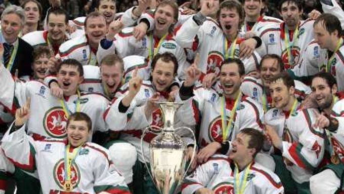 Hokejisté loňského ruského mistra AK Bars Kazaň s pohárem Silver Stone pro vítěze turnaje evropských mistrů Super Six.