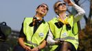 Two members of German air carrier Lufthansa cabin crew union "UFO" enjoy the sun as they take part in a strike outside a Lufthansa office building at the Fraport airport in Frankfurt, September 4, 2012. Lufthansa passengers face widespread flight disruption after cabin crew representatives said they continue a series of strikes over pay and cost-cutting measures at Germany's largest airline. The UFO union, which represents around two-thirds of Lufthansa's 19,000 cabin crew, late on Thursday called on its members to strike on Tuesday in Frankfurt and Berlin. REUTERS/Kai Pfaffenbach (GERMANY - Tags: BUSINESS EMPLOYMENT CIVIL UNREST TRANSPORT) Published: Zář. 4, 2012, 12:44 odp.