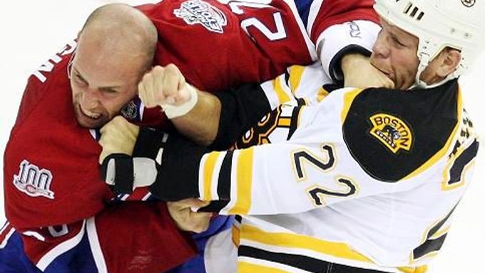 Sundat rukavice a jdeme na to. Hráči NHL se bitek vzdát rozhodně nechtějí.