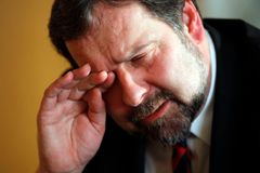 John podal demisi, na její přijetí si musí počkat