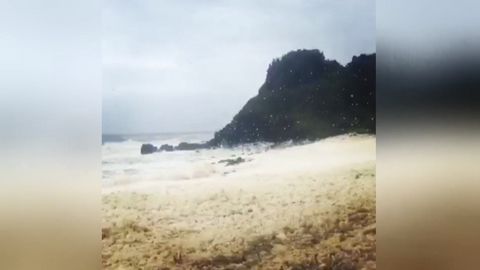 Ojedinělý úkaz. Australskou pláž po cyklonu Debbie pokryla pěna