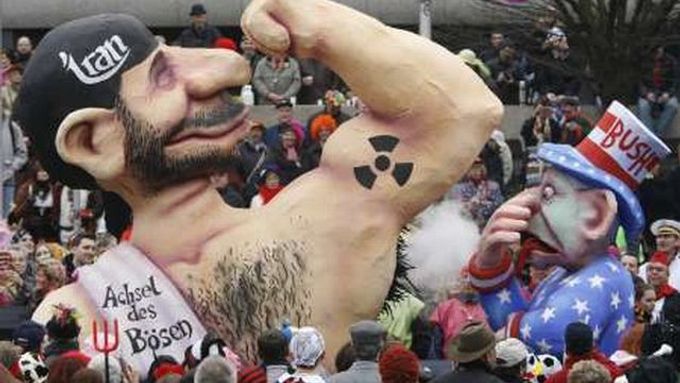 Velké figuríny íránského prezidenta Ahmadínežáda (s vytetovanou rdiaktivní značkou na ruce) a George Bushe se objevily na karnevalu v německém Düsseldorfu.