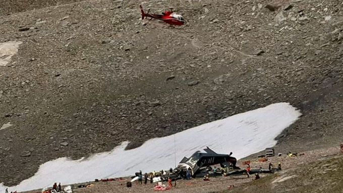 Při zřícení vyhlídkového letadla ve Švýcarsku zahynulo všech dvacet pasažérů