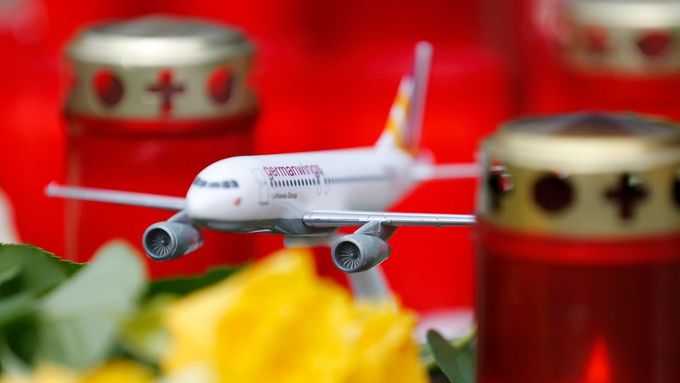 Model letadla Germanwings mezi svíčkami za oběti nehody.
