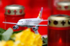 Pozůstalí po obětech zříceného letadla Germanwings žalují leteckou školu, o nemoci pilota prý věděla