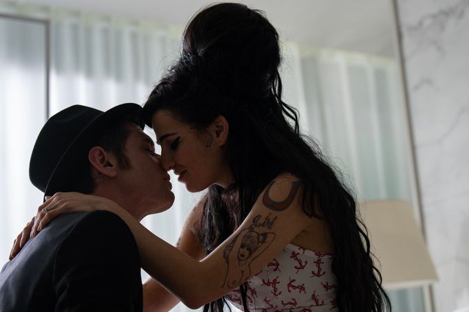 Marisa Abela v roli Amy Winehouse a Jack O'Connell jako Blake Fielder-Civil.