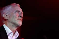 Corbyn čelí skandálu kvůli snímku u údajných hrobů teroristů, kritizuje ho i premiér Izraele