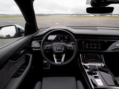 Interiér se nese v duchu moderních Audi. Perfektní materiály, zpracování a spousta displejů.