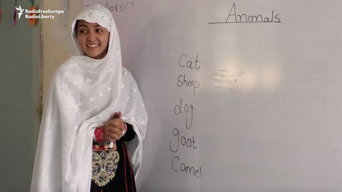 Dospívající pákistánská kodérka Tahira chce pomoct ve vzdělávání žen.