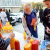 Oranžová záře nad kladnem. ČSSD mluvila s dělníky, rozdávala růže