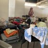 Ubytování v brněnském centru pro uprchlíky je skutečně hodně provizorní. Každý se musí vejít i se svými věcmi na velmi malý prostor.