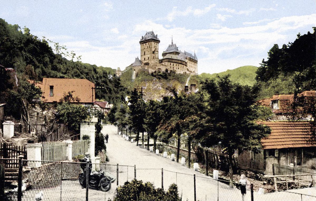 Fotogalerie / Karlštejn / Karlštejnu je už 665 let. Nejznámější hrad v Česku slaví výročí svého otevření.