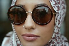 Muslimka v reklamě H&M? Jen marketing, transvestita už nikoho nedojme, říká odbornice