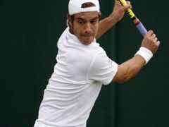 Richard Gasquet vrací míč Bohdanu Ulihrachovi ve druhém dni turnaje ve Wimbledonu