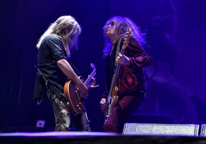 Kytarista Doug Aldrich a zpěvák Glenn Hughes z The Dead Daisies.