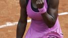 Americká tenistka Serena Williamsová se raduje z osmifinálového vítězství va French Open nad Ruskou Dinarou Safinovou.