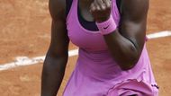 Americká tenistka Serena Williamsová se raduje z osmifinálového vítězství va French Open nad Ruskou Dinarou Safinovou.