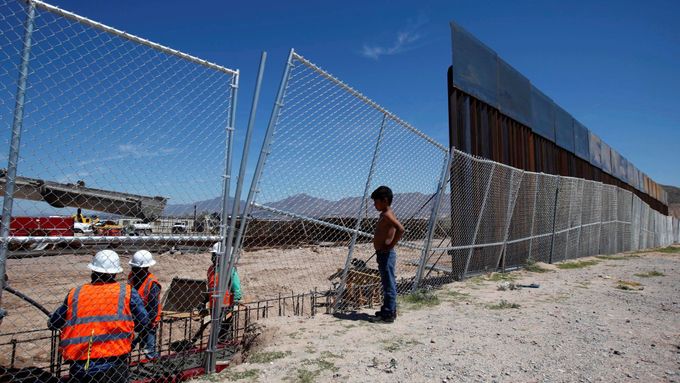 Stavba zdi na americko-mexické hranici.