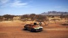 An armored vehicle hit by French air strikes lies in the sand in Douentza January 29, 2013. The vehicle was used by radical Islamist group MUJAO and was hit by French air strikes over a week ago. REUTERS/Joe Penney (MALI - Tags: CIVIL UNREST POLITICS CONFLICT MILITARY) Published: Led. 29, 2013, 2:05 odp.