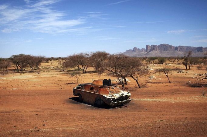 An armored vehicle hit by French air strikes lies in the sand in Douentza January 29, 2013. The vehicle was used by radical Islamist group MUJAO and was hit by French air strikes over a week ago. REUTERS/Joe Penney (MALI - Tags: CIVIL UNREST POLITICS CONFLICT MILITARY) Published: Led. 29, 2013, 2:05 odp.