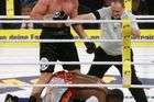 Ukrajinský boxer Vitalij Kličko obhájil titul organizace WBC, když porazil Kubánce Juana Carlose Gómeze technickým k.o.