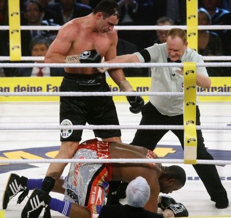 Ukrajinský boxer Vitalij Kličko obhájil titul organizace WBC, když porazil Kubánce Juana Carlose Gómeze technickým k.o.