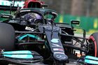 Lewis Hamilton v Mercedesu při kvalifikaci na Velkou cenu Emilia Romagny 2021