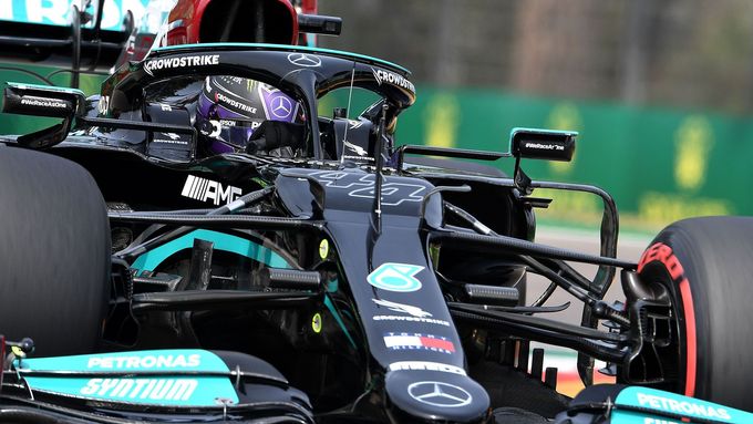 Lewis Hamilton v Mercedesu při kvalifikaci na Velkou cenu Emilia Romagny 2021