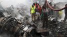 People help rescue workers pull a water hose to extinguish a fire after a plane crashed into a neighbourhood in Ishaga district, an outskirt of Nigeria's commercial capital Lagos June 3, 2012. There were no survivors among the 147 people on board a domestic passenger aircraft that crashed in the Nigerian city of Lagos on Sunday, an official of the National Emergency Management Agency (NEMA), told Reuters. REUTERS/Akintunde Akinleye (NIGERIA - Tags: DISASTER TRANSPORT) Published: Čer. 3, 2012, 8:25 odp.