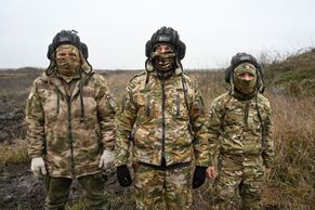 Těsně před nástupem na frontu. Fotograf se dostal na výcvik ruských vojáků s tanky