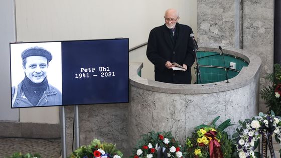 Foto: Plná smuteční síň se loučila s Petrem Uhlem. Přišel i Bartoš, Špidla a Zaorálek