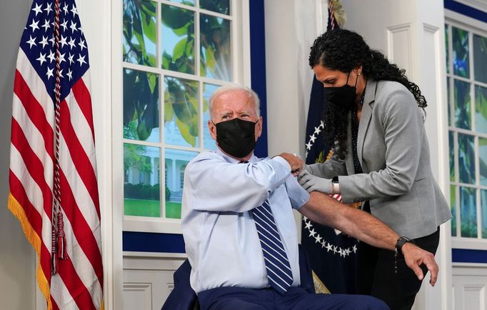 Joe Biden při aplikaci třetí dávky očkování na covid-19.