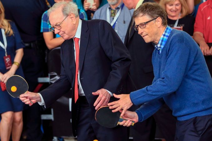 Warren Buffett a Bill Gates, jedni z nejbohatších lidí na světě, na snímku z roku 2015 při hraní stolního tenisu